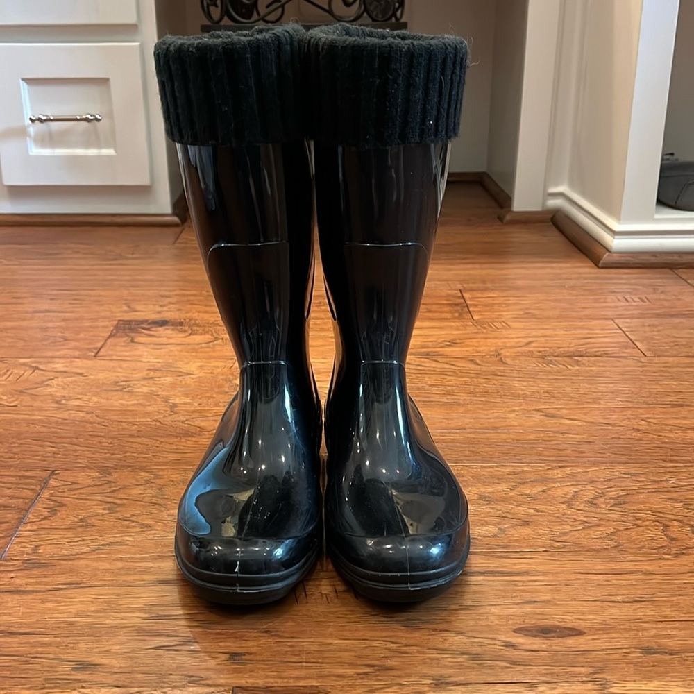 Black lined rain boots